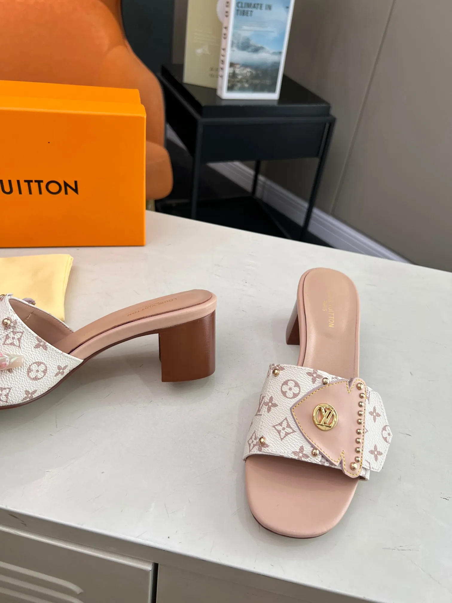 💕💕Factory direct selling price p400💕💕 Vuitton Louis Vuitton's latest 2024 spring and summer style. This LV Frame flat sandal is combined with Monogram and Monogram Reverse canvas, showing a fashionable and comfortable style. The wide front strap is embellished with studs and the LV Circle logo, echoing the opening and closing design of the Camera Box bag, and a durable leather outsole completes the look. Bringing a different visual feast to the hot summer Color: Brown White Size: 35 to 40 (4142 43 44 can be customized, non-returnable and non-exchangeable) (Genuine leather bottom can be customized +40) (Genuine leather bottom can be customized +30)